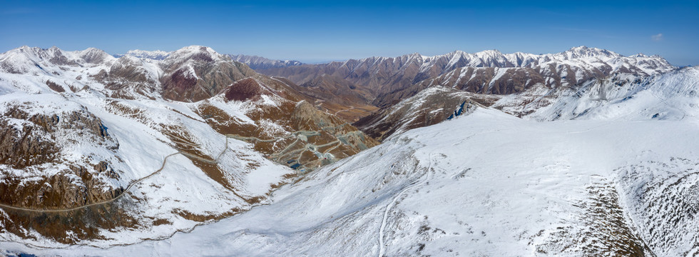 航拍祁连山雪山