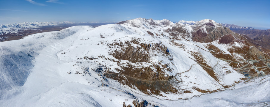 航拍祁连山雪山