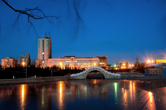 山东省招远市色彩斑斓的城市夜景