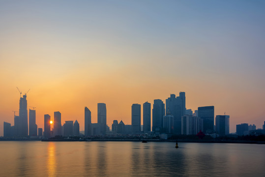 山东省青岛市海滨建筑群日暮