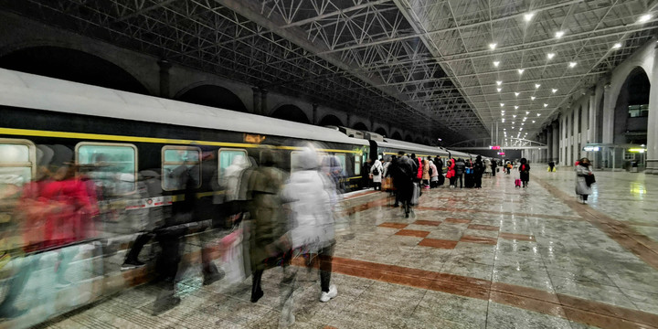 春運(yùn)站臺(tái)旅客