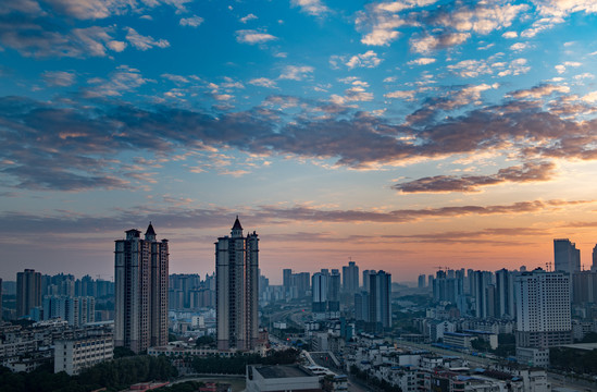 城市上空的早霞