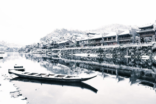 水墨凤凰古城雪景