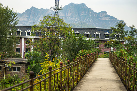 北京王平煤矿废弃的大门桥梁建筑