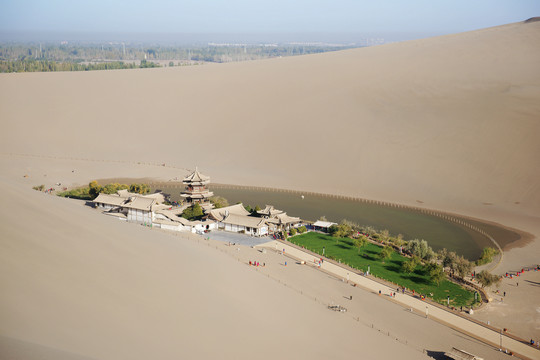 月牙泉全景