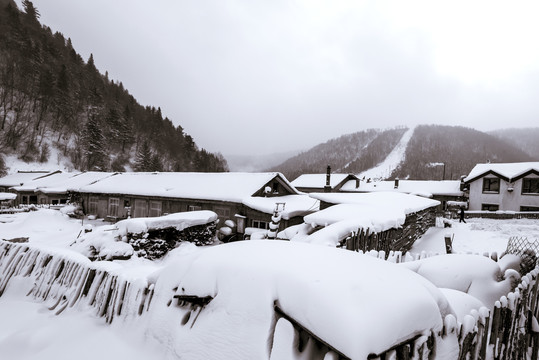 冬雪山村