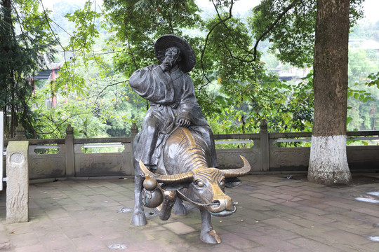 骑牛观景铜像