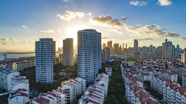 航拍夕阳中的青岛城市景观