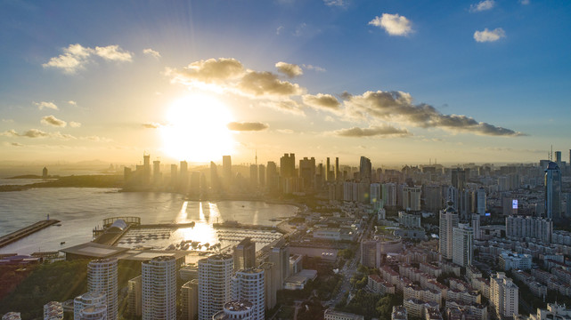 航拍夕阳中的青岛城市景观