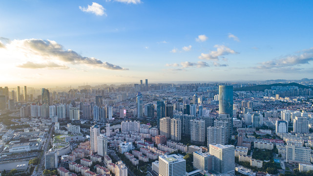 航拍夕阳中的青岛城市景观