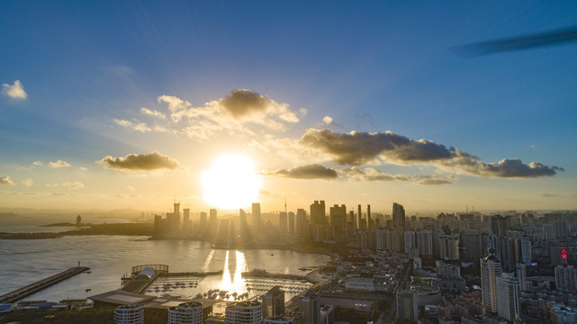 航拍夕阳中的青岛城市景观