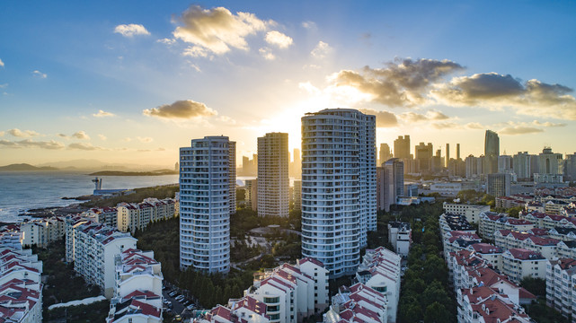 航拍夕阳中的青岛城市景观