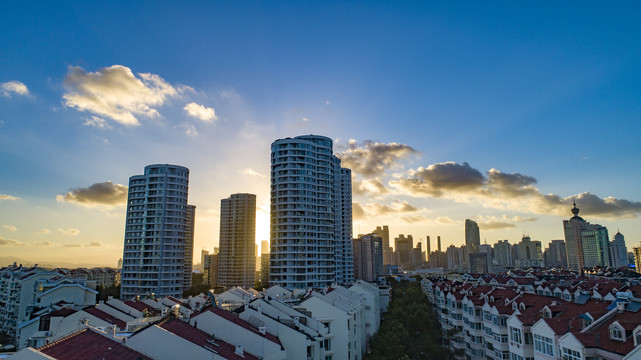 航拍夕阳中的青岛城市景观