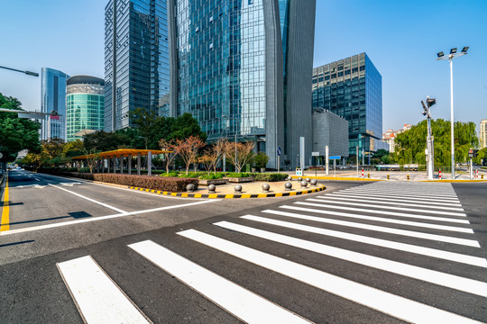 沥青路面和现代建筑群背景