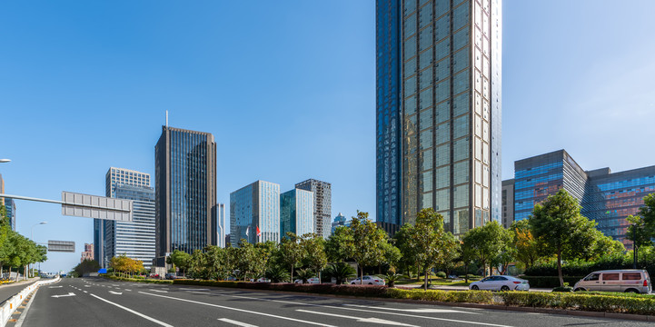 沥青公路路面和都市建筑群背景