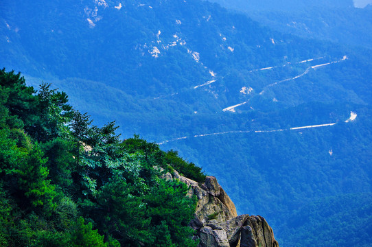 俯瞰泰山盘山公路