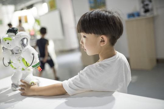 小男孩与机器人