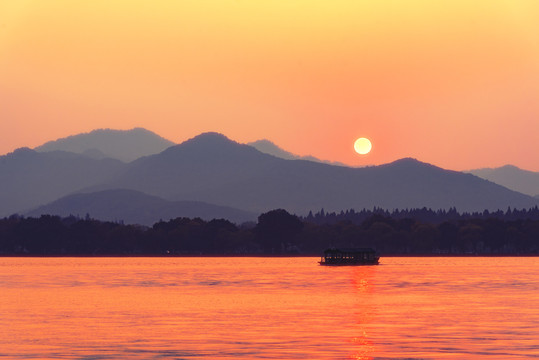 西湖日出