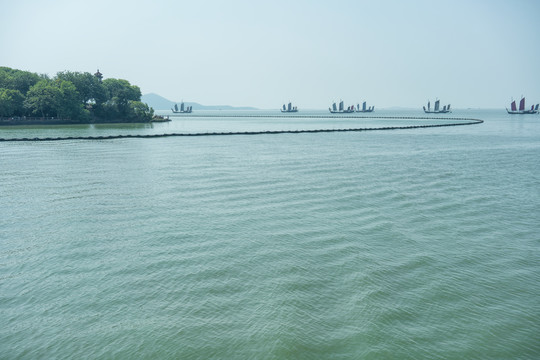 无锡鼋头渚太湖风光与帆船远景