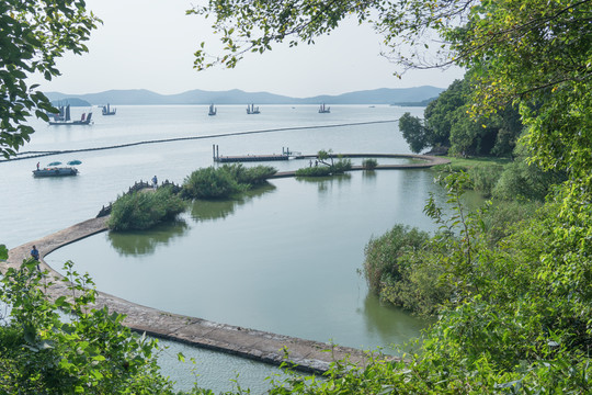 太湖岸边万浪桥风景