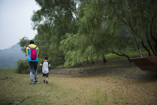 母子二人郊游