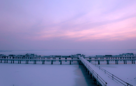 栈桥冬雪