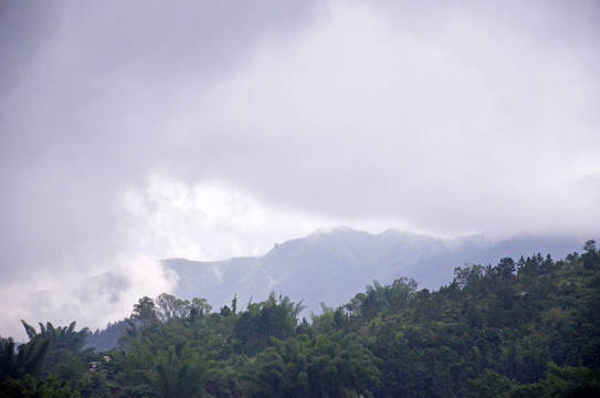 雨天远山