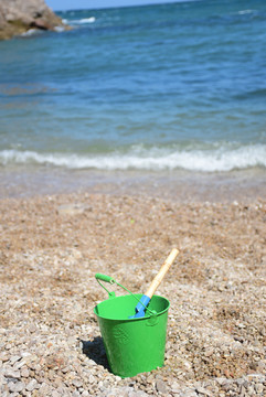 沙滩上的绿桶