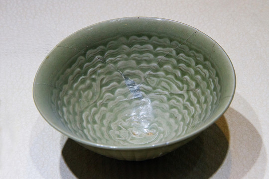 北宋耀州窯青釉印花水波魚紋碗