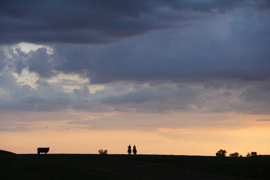 新疆草原上的落日
