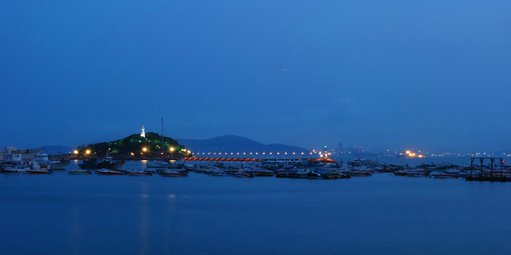 青岛栈桥公园附近夜景