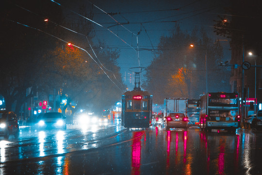 大连都市雨夜景电车交通