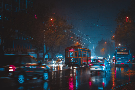 大连都市雨夜景电车交通