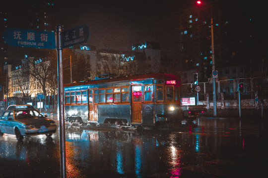 大连都市雨夜景有轨电车