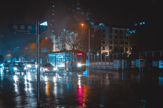 大连都市雨夜景有轨电车