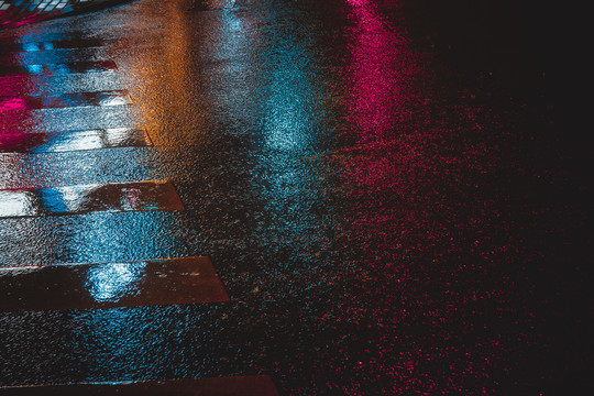 大连雨夜景人行横道赛博朋克