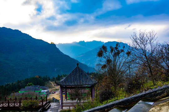 黄昏的山野