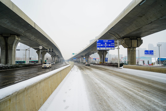 郑州七里河路下雪路面