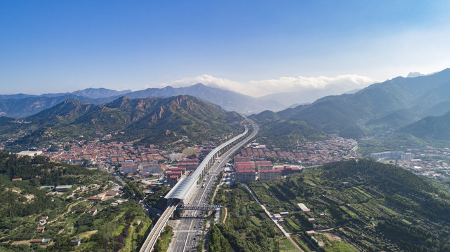 航拍青岛轻轨和滨海大道