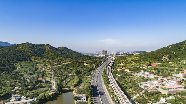 航拍青岛轻轨和滨海大道