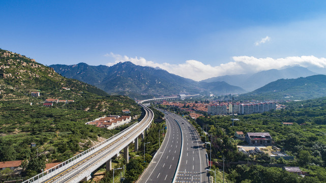 航拍青岛轻轨和滨海大道