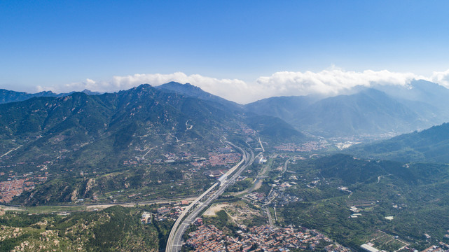 航拍青岛轻轨和滨海大道