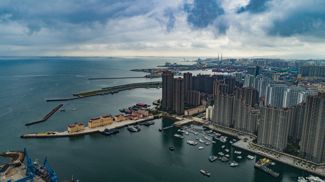 航拍青岛西部老城区小港湾