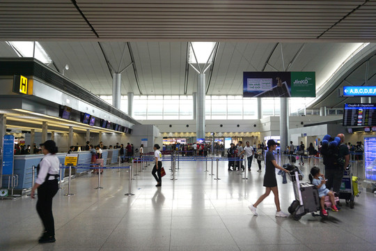 越南新山一国际机场出发厅内景