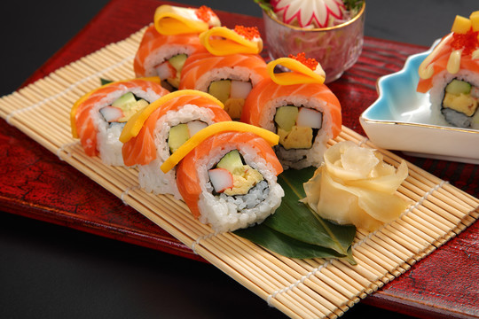 日本料理寿司刺身三文鱼拼盘