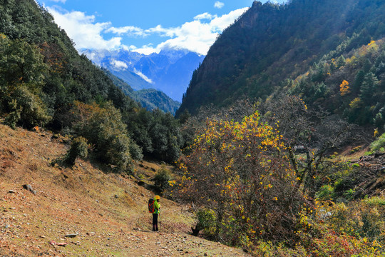 户外徒步登山背包旅行者女性背影