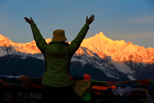 雪山日出女性背影