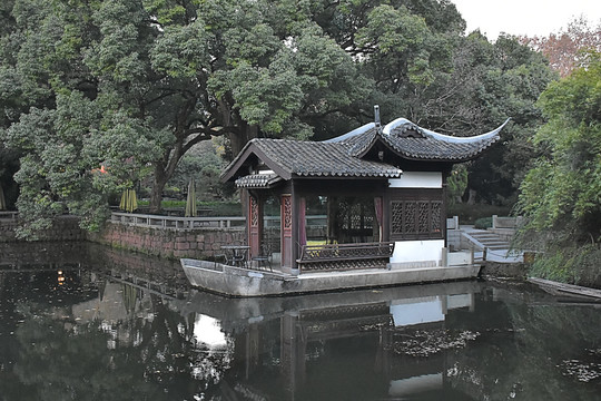 湖边中式建筑