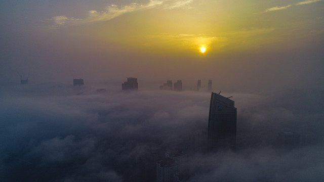 航拍青岛平流雾中的城市建筑