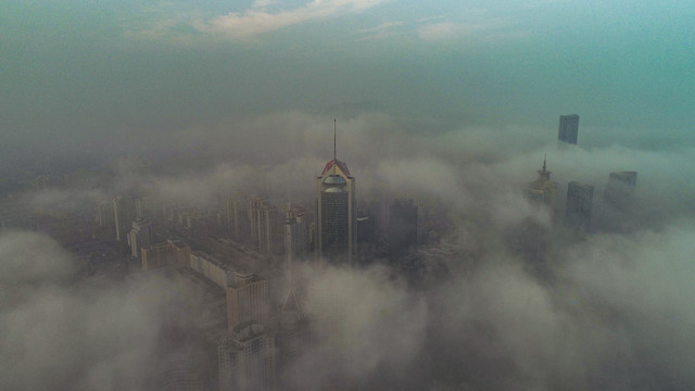 航拍青岛平流雾中的城市建筑